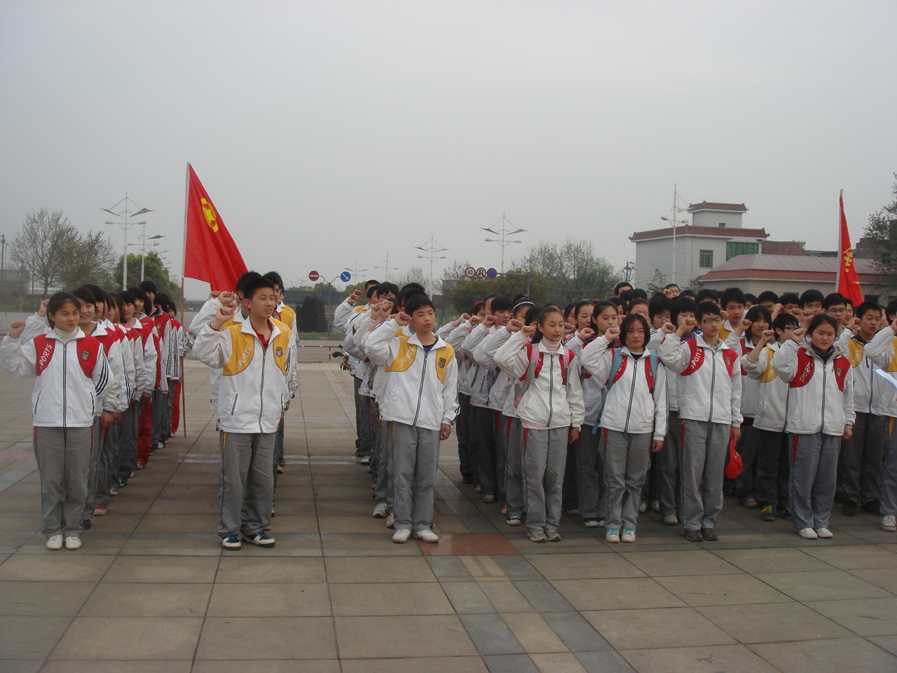 继承98抗洪传统，弘扬中华民族精神——我校举行新团员入团宣誓仪式