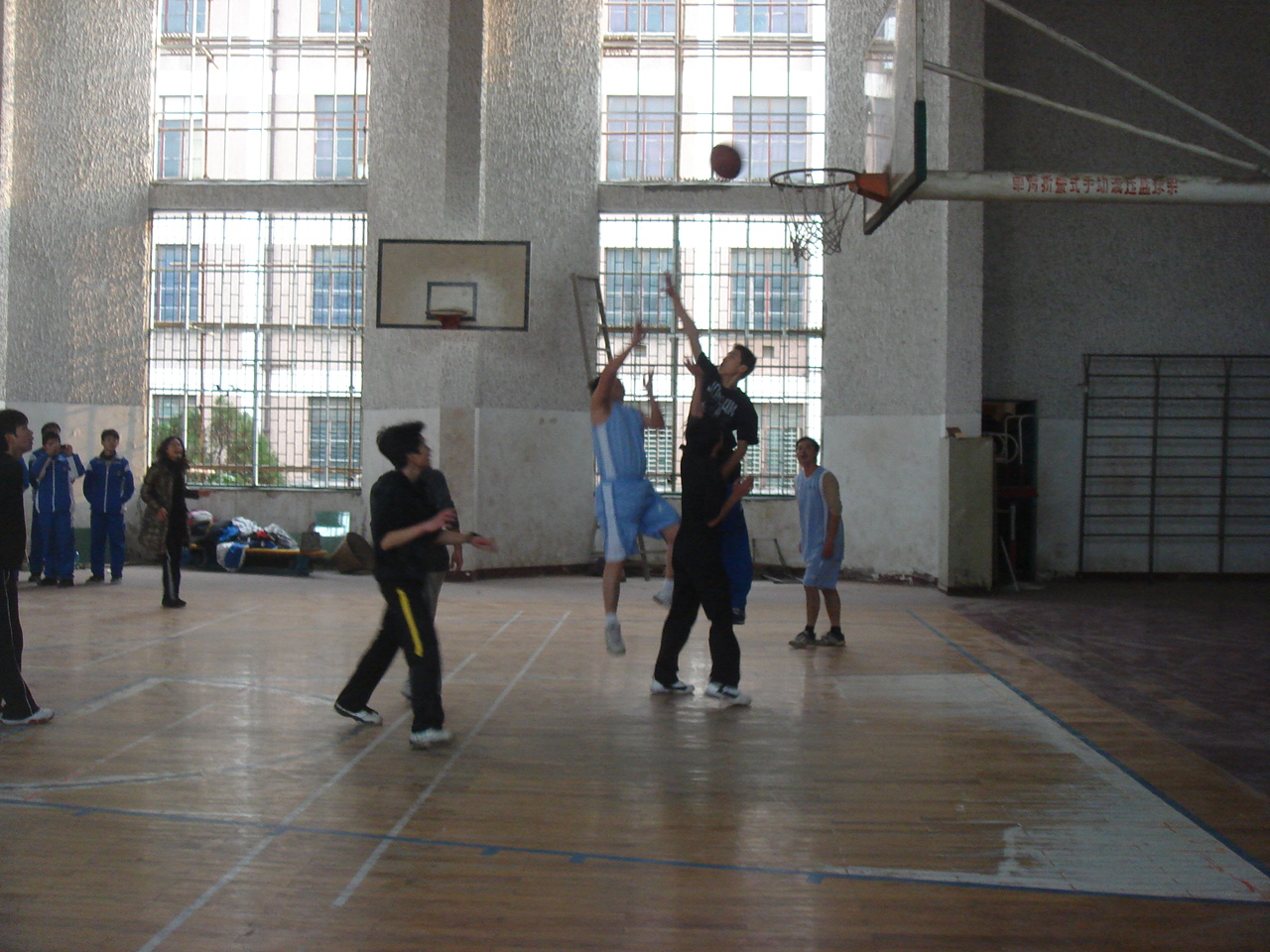  成熟VS青春——我校教师队与高一学生队篮球场竞技